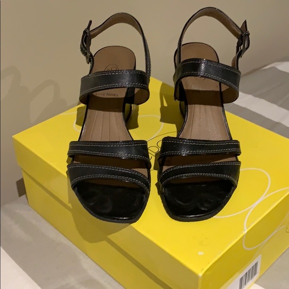 Circa Joan & David Black wedge sandals, Size 6 - Picture 4 of 4